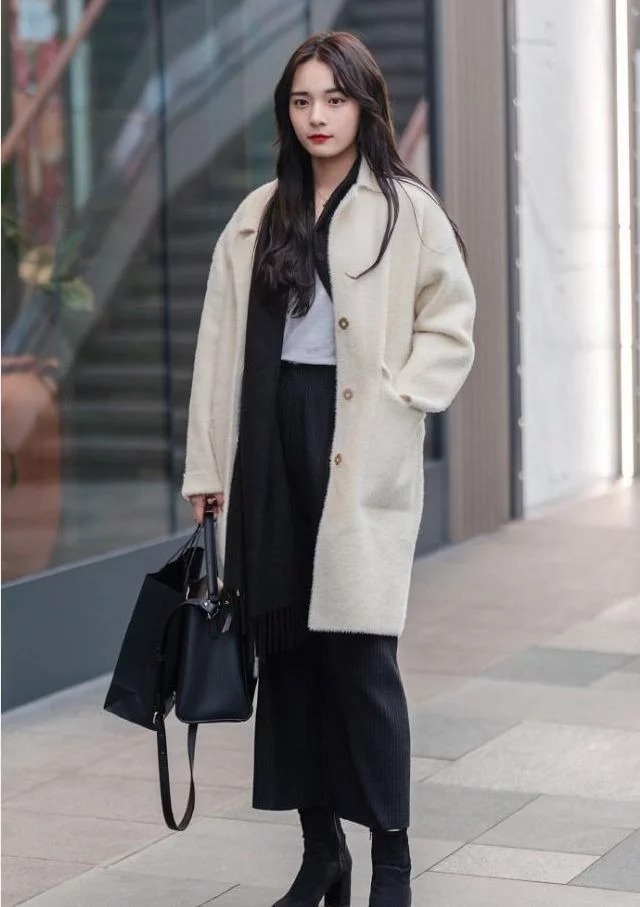 街拍:小姐姐灰色背心外面配上深蓝色外套,时尚,洋气