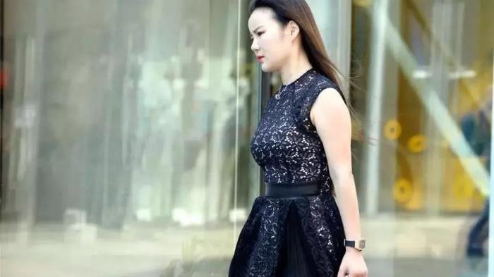 漂亮|街拍:穿黑色连衣裙的性感成熟美妇,漂亮的长发满满的女人味!