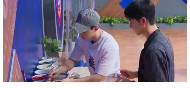 刘宪华|《街舞4》火锅局，王一博意外透9月已进组，边吃边说差点戳破奶膘