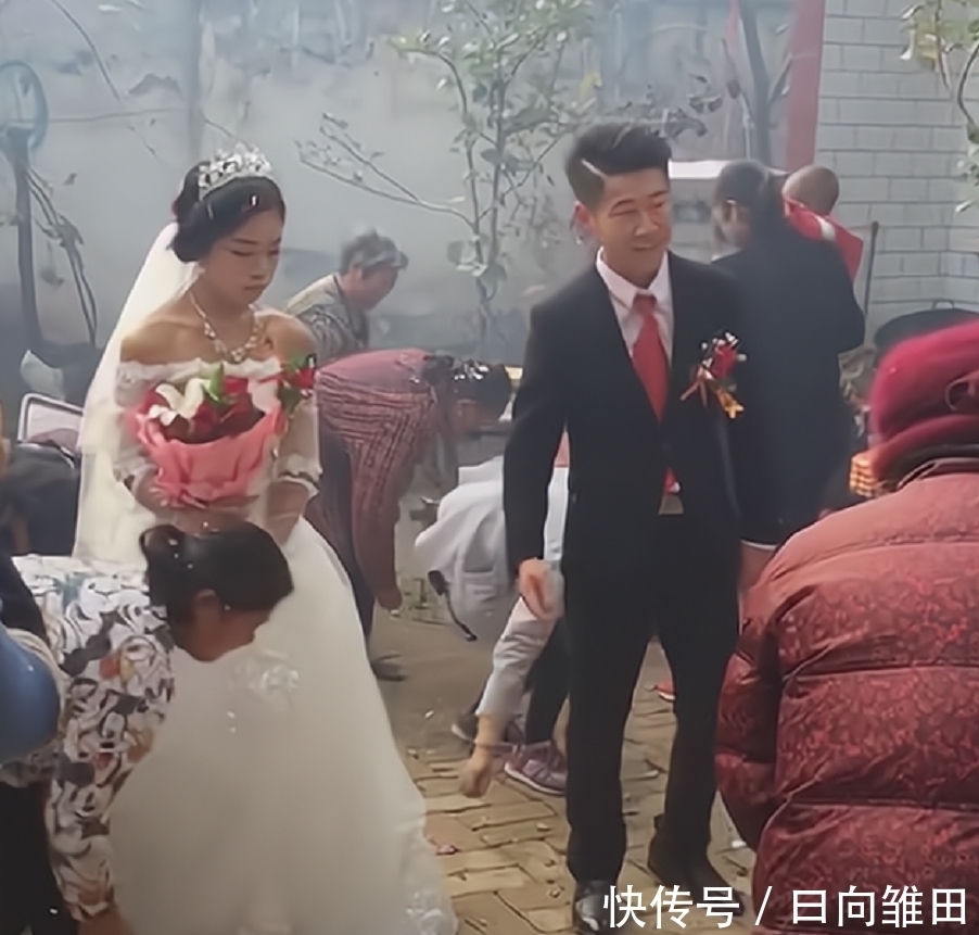 最尴尬婚礼现场来袭，新娘不愿朝公婆下跪行礼，却获得网友力挺