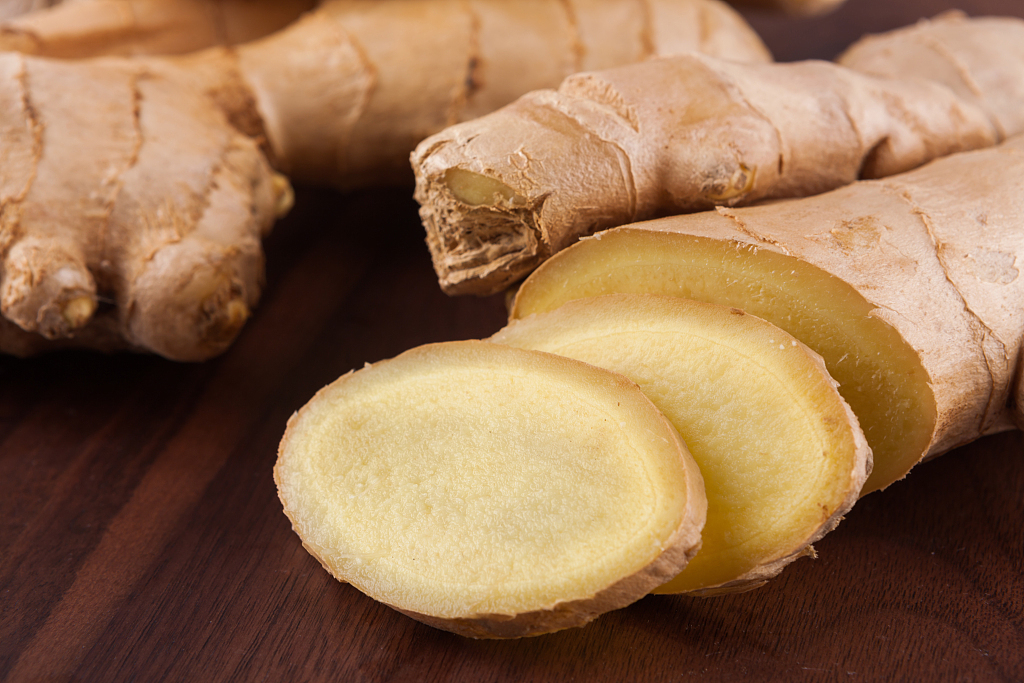 身体疲劳|女人睡前,坚持用“生姜”抹脚底,4件好事不请自来,可比吃药强