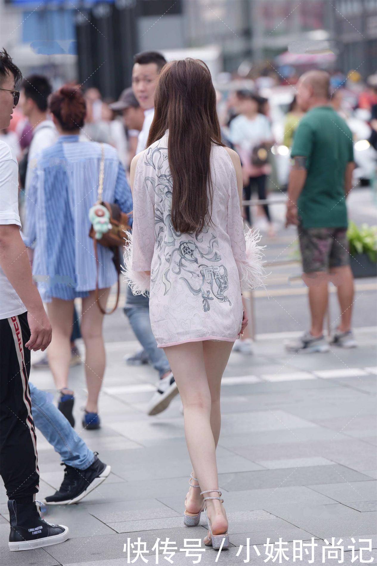 街拍:时髦设计的仙女裙, 复古又有时尚感