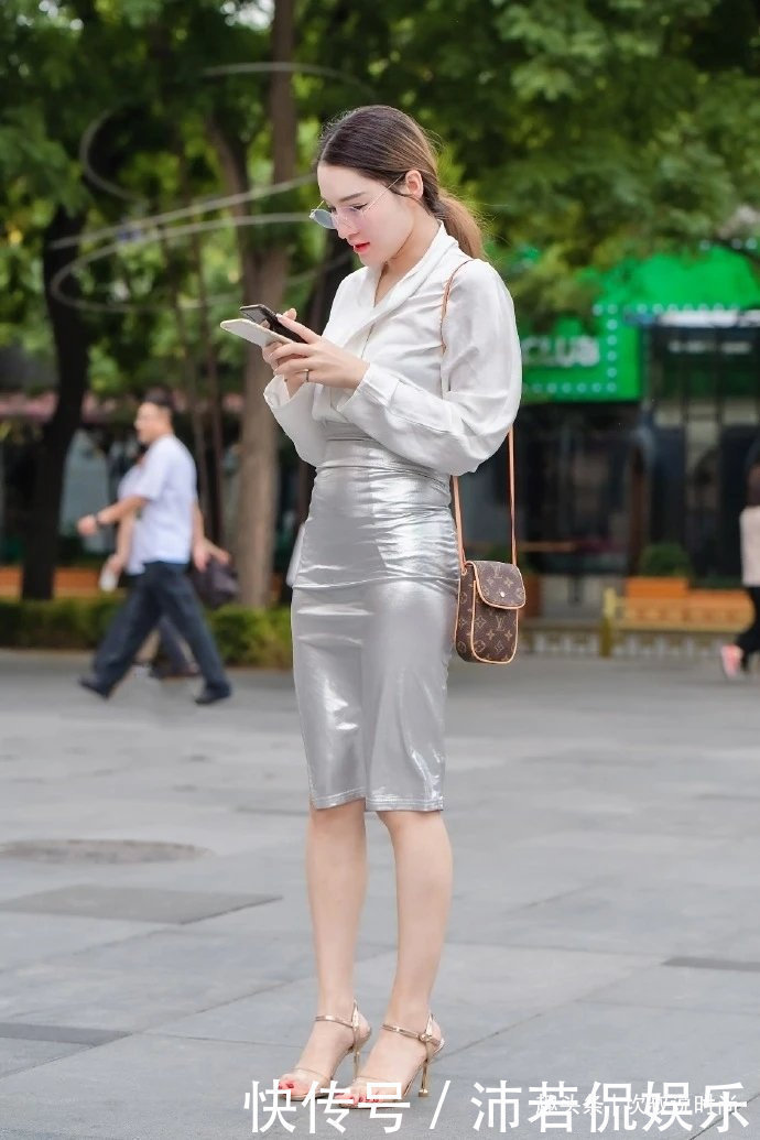 银色裙 银色半身裙真“亮眼”,搭配高跟鞋,乍一看以为是“贵妇”