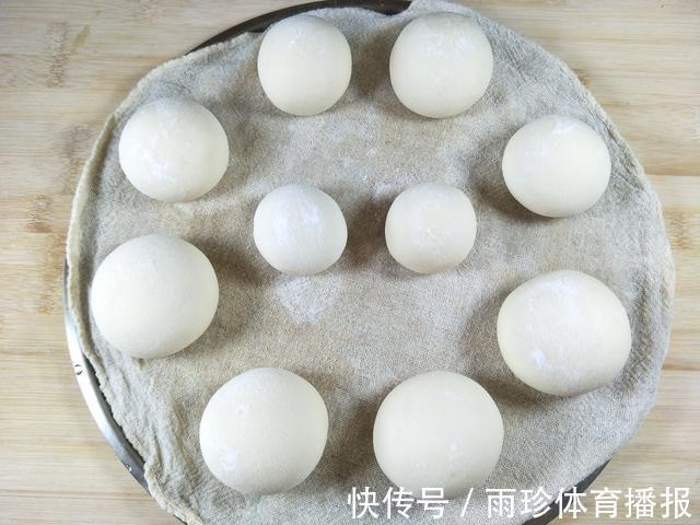 保鲜膜|天冷发面有诀窍，酵母粉里多加1味，面团蓬松，一个小时发满盆