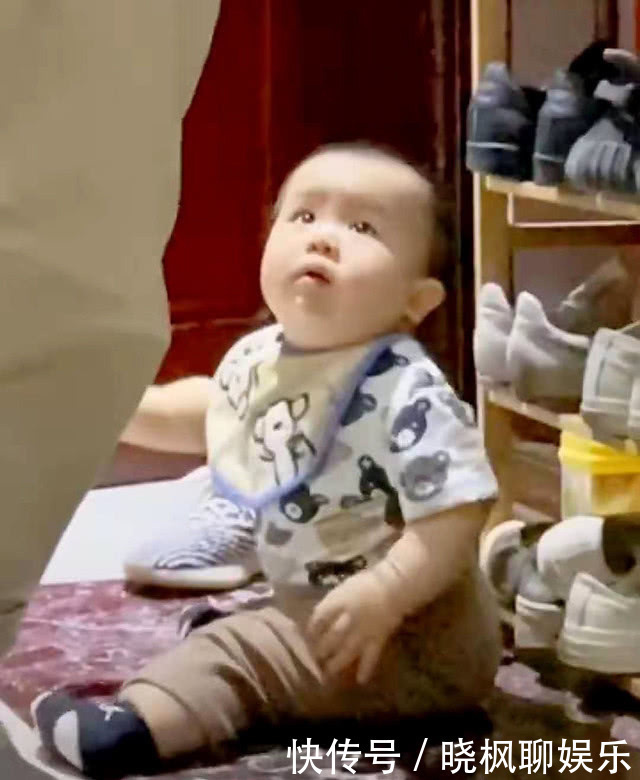 姐弟俩|“最偏心爸爸”火了,姐弟俩坐门口等爸爸,爸爸区别对待引热议