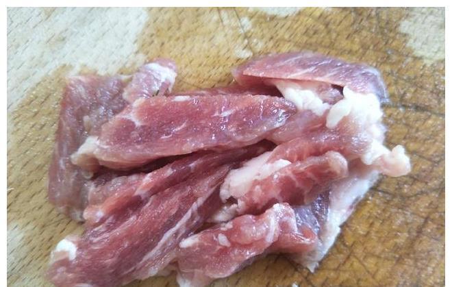 道黄瓜炒肉丝|秋天，给家人做道黄瓜炒肉丝，清香入味，好吃又营养