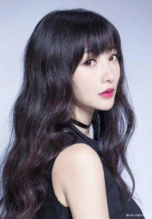 额头 不管你是奔几的女性,这4种显老发型千万别留,不仅像大妈还伤发