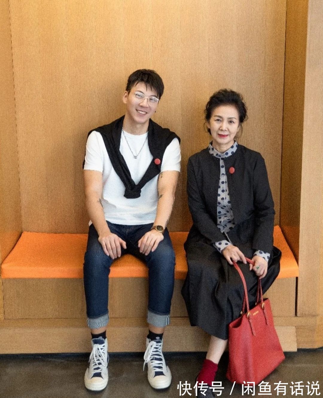 黑裤 岁月不败美人,65岁阿姨的黑白穿搭好美,和1米95儿子同框太惊艳