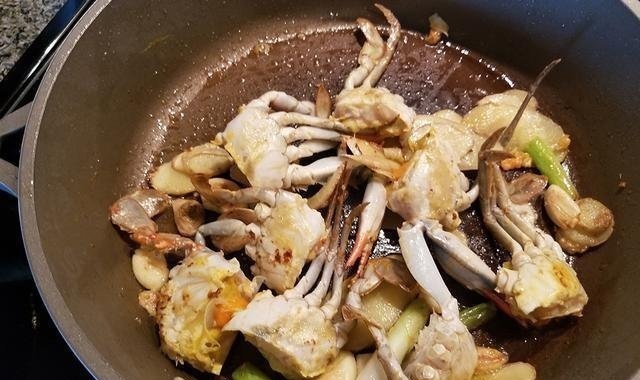 以后海鲜就这样吃,不油炸不清蒸,香气四溢,上桌连汤汁都不剩!