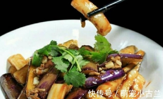炒茄子时，先放油就错了！饭店师傅：茄子不油腻不黑，有好方法！