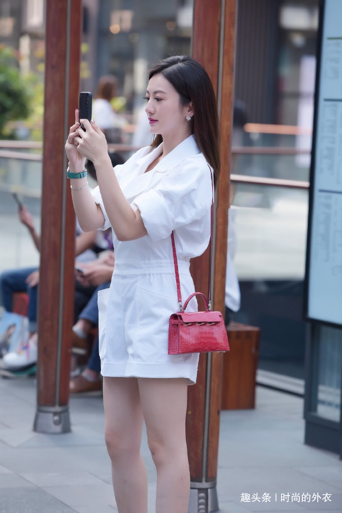 女生们 夏日的清凉着装,连衣短裤让人念念不忘,简约耐看又大方