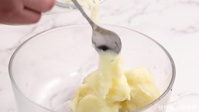 极简版土豆饼做法,面粉土豆加个蛋,煎一煎就出锅