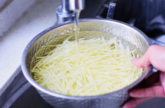 大厨|炒土豆丝,放醋时间不能错!大厨教你正确做法,脆爽入味,不粘锅