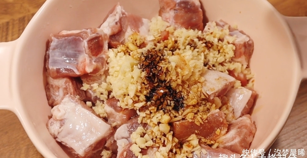 大人|蒜香排骨,外酥里嫩,香到骨头里,看得直流口水,大人小孩都爱吃