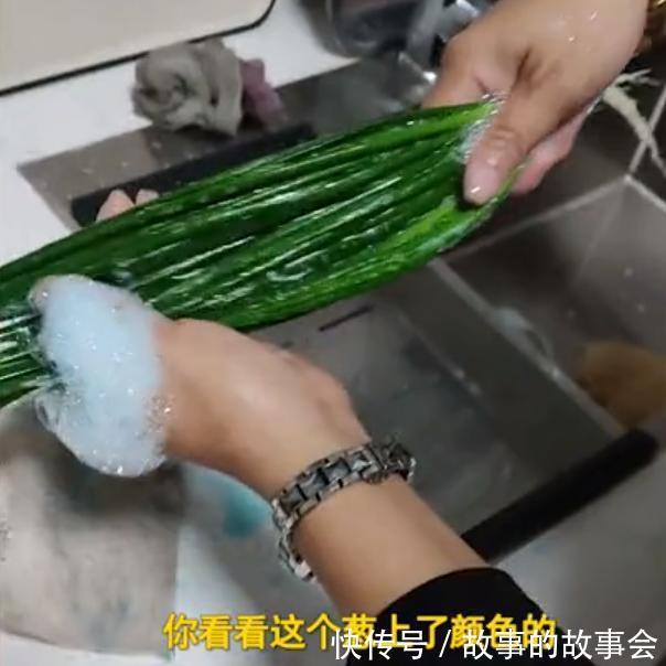 江西女子购买的香葱疑似“染色”，清洗出绿色泡沫，网友议论纷纷