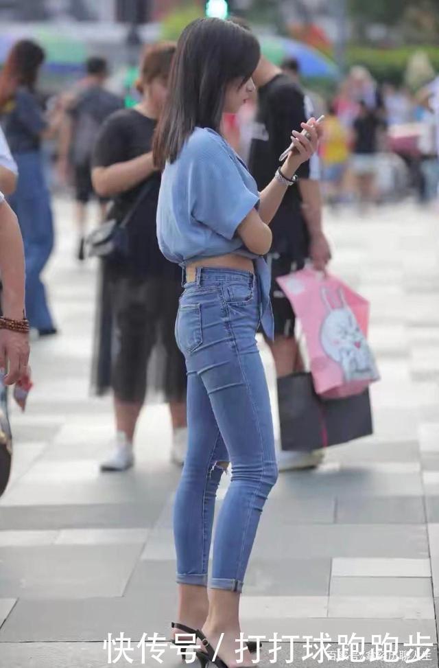 个性时髦的紧身牛仔裤,增添了一丝甜美气息,秀出妹子的精致典雅