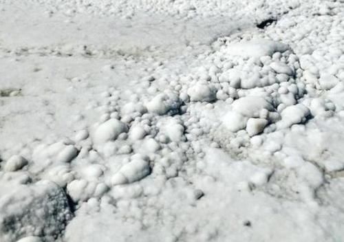 世界上最大的盐山，重达3亿吨，来访的游客需带走一包盐