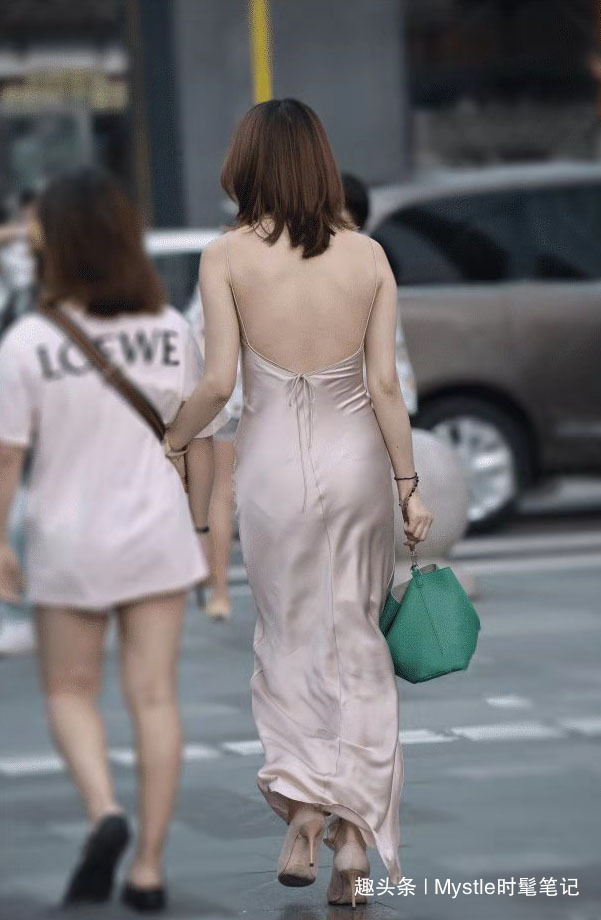 穿搭 连衣裙怎么穿出高级感简单的吊带连衣裙穿出优雅姿态,个性十足
