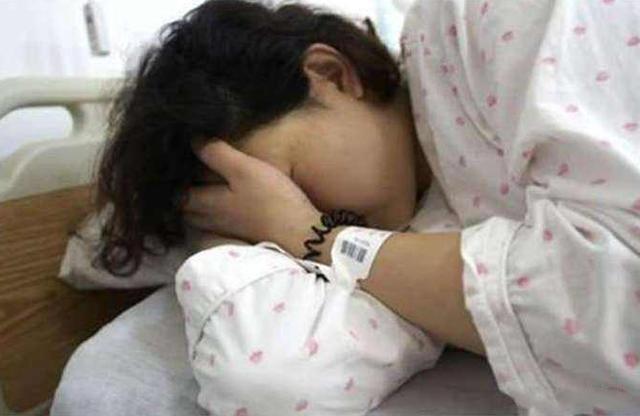 孩子|男婴因吃奶太用力,被妈妈用剪刀亲手毁容,4年后现状令人感慨