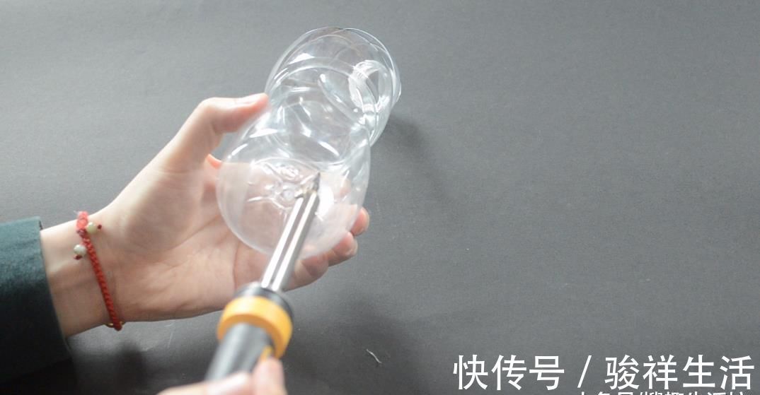 家家户户|塑料瓶别再丢了, 剪几刀, 放在厨房有大用处, 家家户户都用得到