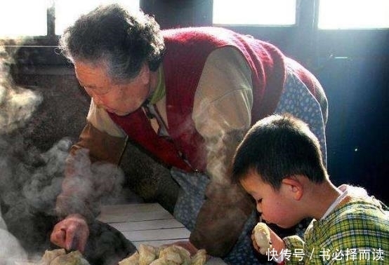 缺点|老人带娃全是缺点?话别说太满,他们带娃的优点有几个父母能做到