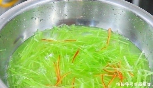 辣椒油|凉拌莴笋丝要不要焯水,大厨无意说漏嘴,30年的莴笋真的是白吃了