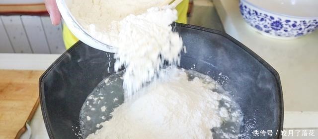 打烙饼时,有人用温水煮有人用开水,厨师的这种做法才柔软