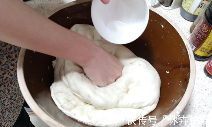 空心|炸油条时,用酵母、泡打粉都不对!教你正确做法,油条金黄又酥脆
