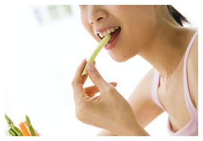 腹痛|胃不好的人，夏天少吃6种食物，再想也忍住，做6件事，胃越来越