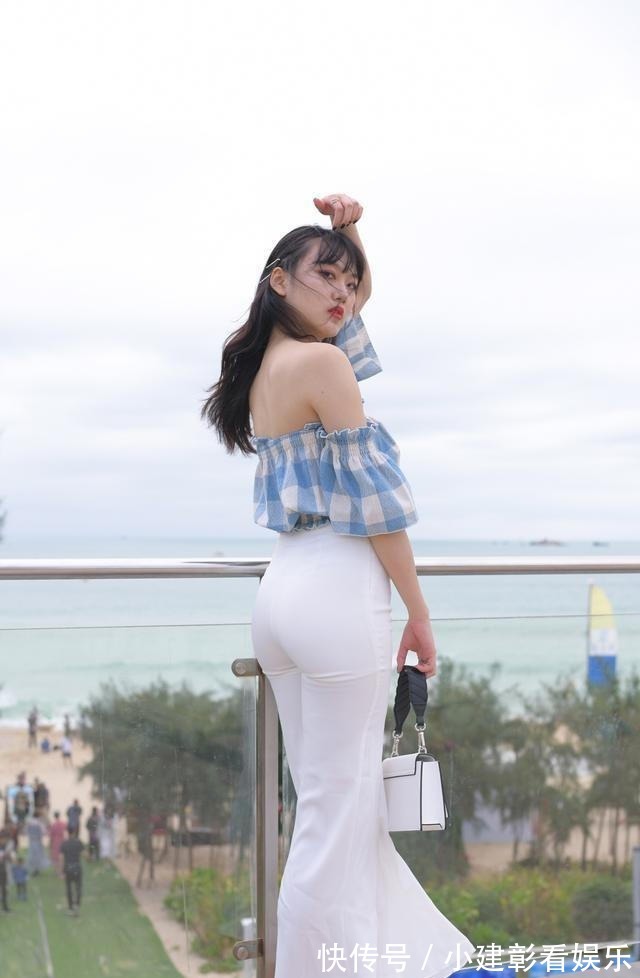 小姐姐|街拍:小姐姐气质出众高腰打底裤搭配,上衣紧身个性耐看的潮流范