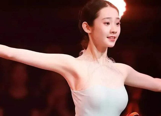 美颜|张艺凡的“初中照”火了,看到无美颜下的颜值,才知啥叫天生丽质