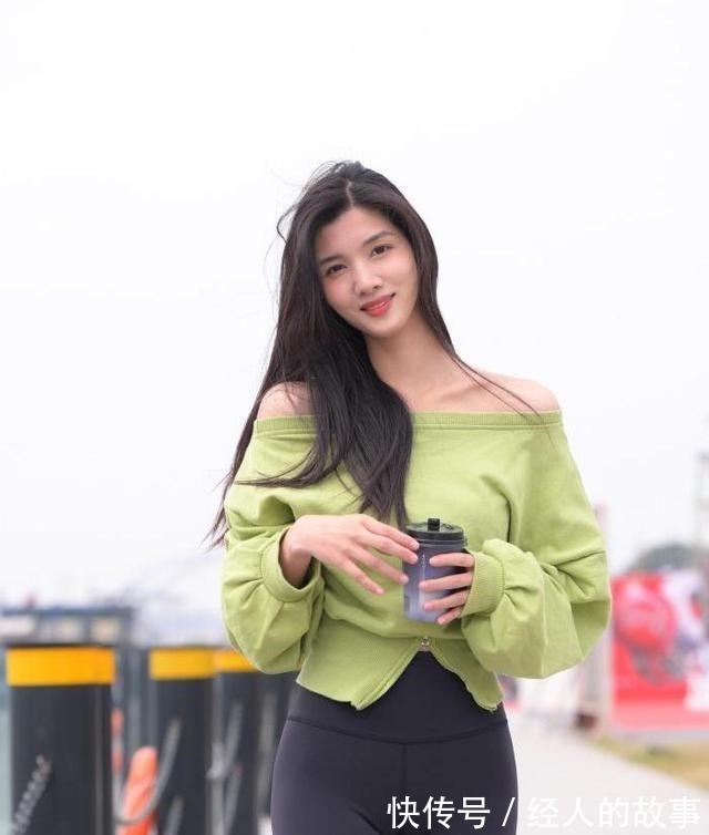 小姐姐 小妹妹穿着瑜伽裤,青春减龄的打扮,看上去充满活力!