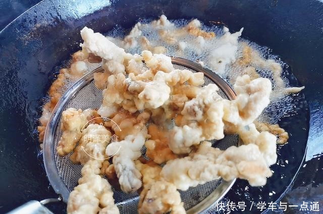 炸酥肉时,很容易出现“脱壳”现象,我来教你怎样解决这个问题