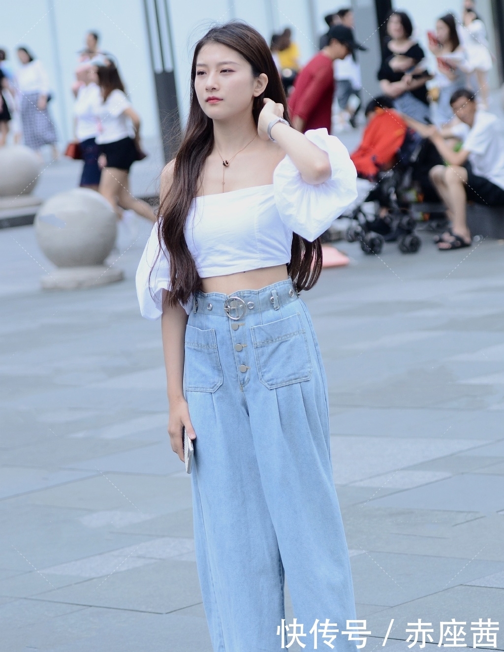 感觉|气质女生的阔腿裤穿搭示范,不同的面料,展现出了不一样的时尚美