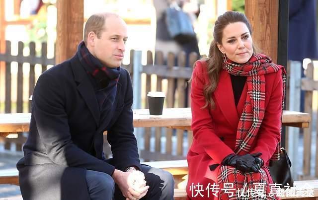 大衣 凯特总算让人眼前一亮!穿中国红大衣示范圣诞穿搭,换了发型超美