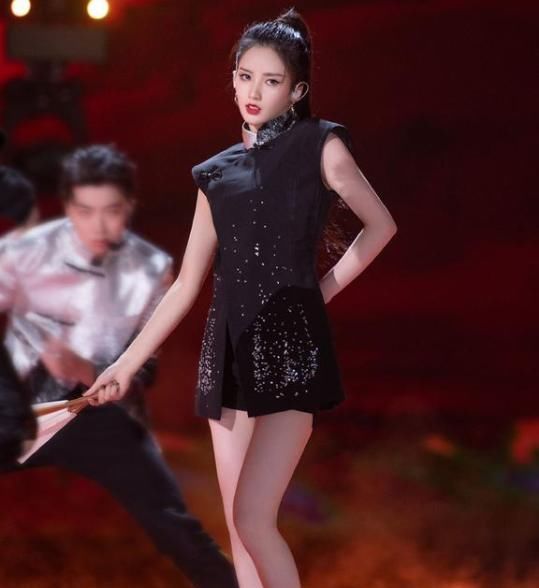 刘些宁录节目被调侃吃得多,但看完身材,网友:我感觉我不配吃饭