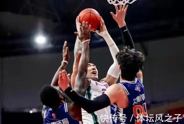 陶汉林|山东男篮爆冷赢球,徐长锁赛季首次做到这一点,陶汉林完胜王哲林