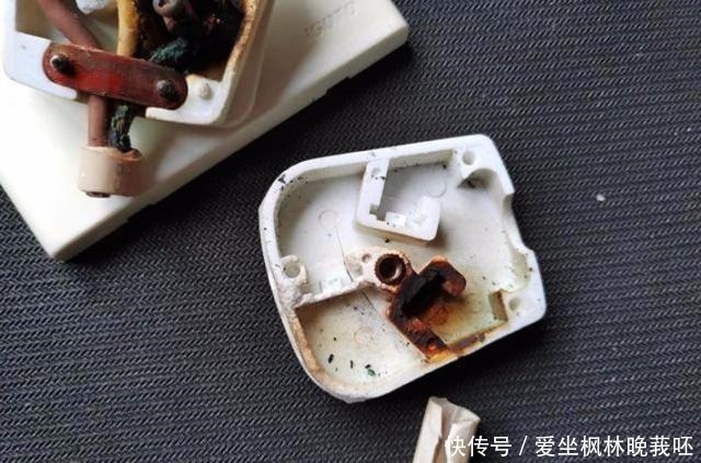 最后气|刚入住插座就烧成碳了，只因装修时多说一句话，业主恨死电工了！