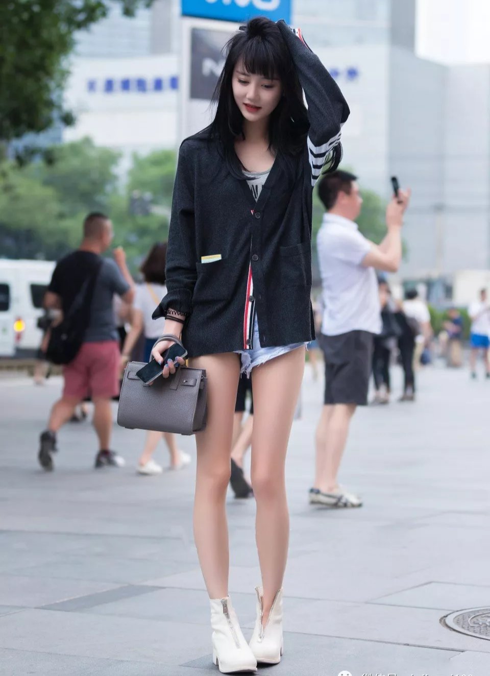 优雅粉色连衣裙+裸色凉鞋,甜美到不行