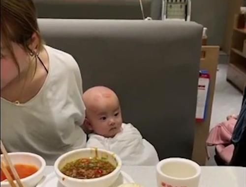 文女士|太可爱了!4个月萌娃光头上被妈妈的闺蜜亲了好几个唇印 醒来一脸懵