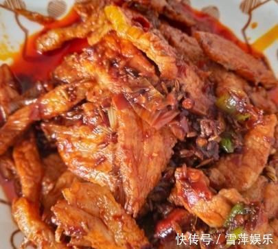 孜然炒肉,和馒头夹在一起吃,好吃到停不下来