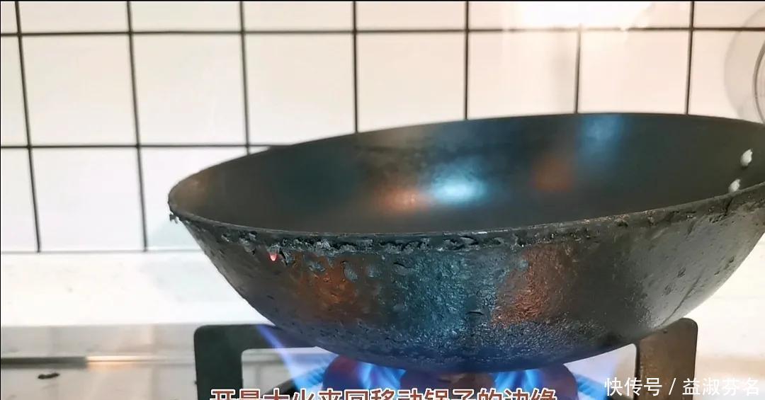 铁锅如何快速清除锅底黑垢,一个小妙招,不花一分钱旧锅变新锅