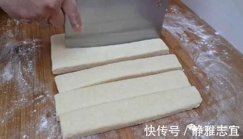 我家面粉就爱这样吃，加2个鸡蛋，焦脆香酥不油腻，吃过就念念不忘
