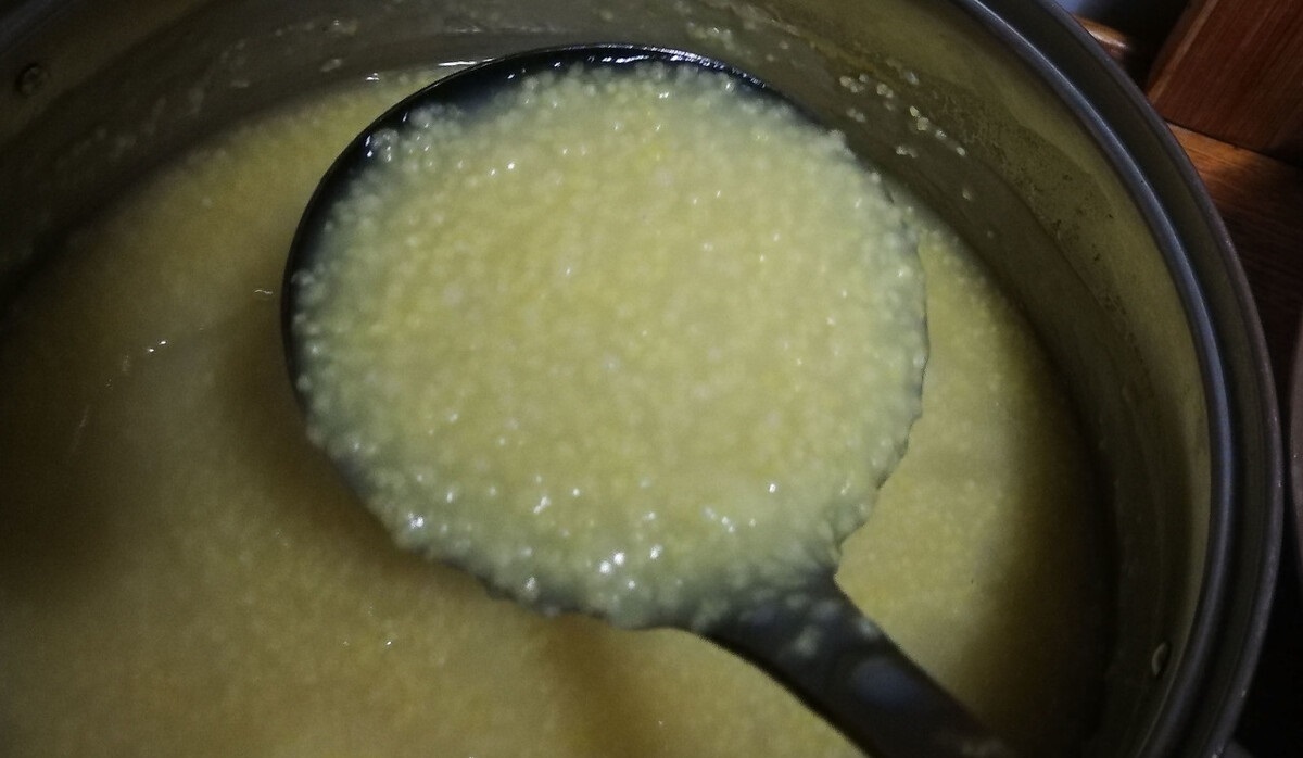 熬小米粥时,不要直接用水煮了,教你几个小诀窍,香浓黏稠更好喝