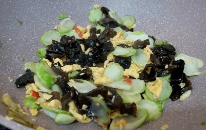 冬天要多吃此菜，铁是芹菜20倍，常吃补血养颜通便，脸色红润