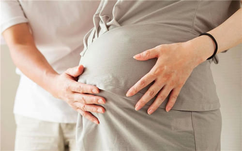 孕妇分娩时，选择穿裙子还是穿裤子？听听产科医生的建议