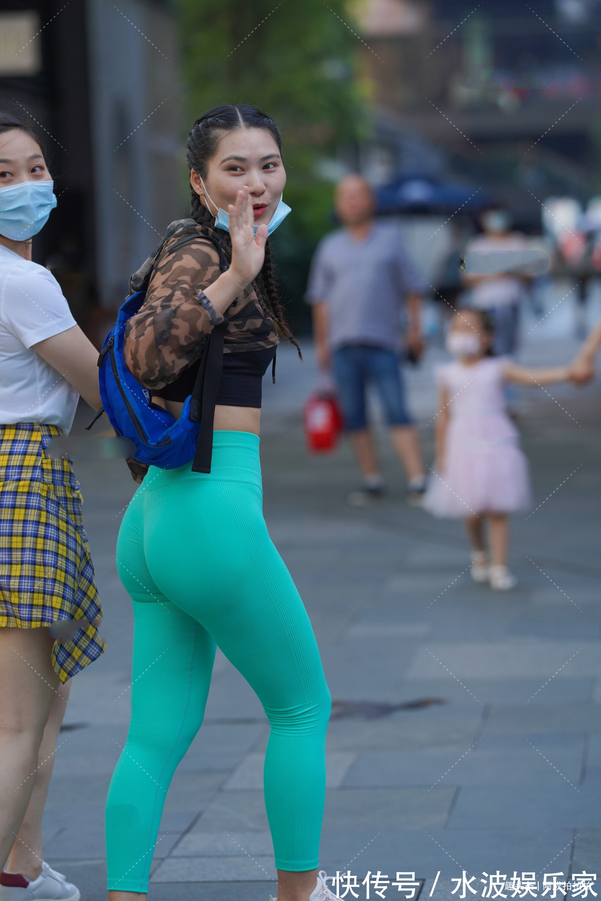 紧身运动裤 迷彩短款卫衣搭配湖蓝色紧身运动裤,气质出众,引领时尚潮流