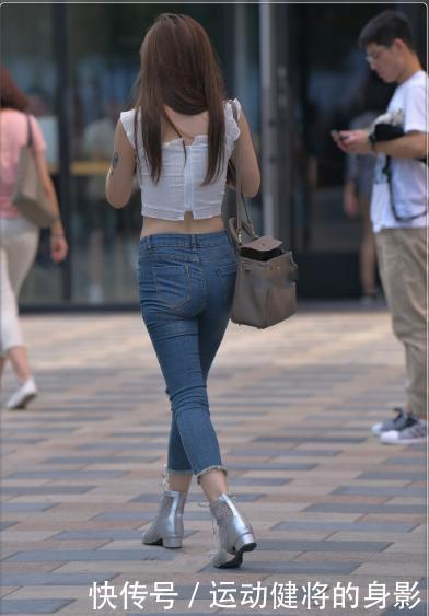 清新自然|破洞牛仔裤搭配白色花边吊带,清新自然,更具女性魅力