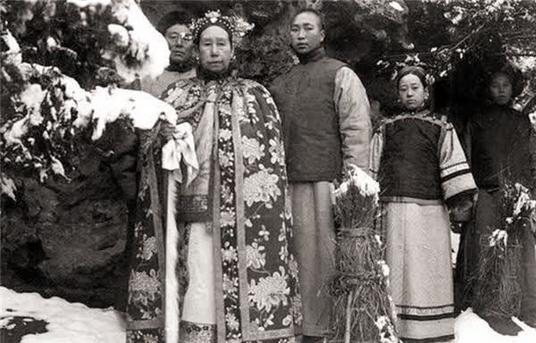 阿哥 2012年,一汽车修理工以清朝“阿哥”自居,上相亲节目找“福晋”