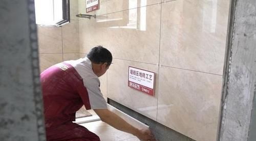 工人|先铺墙砖还是地砖好?我家工人先铺地砖,还劝我别担心!现想重铺
